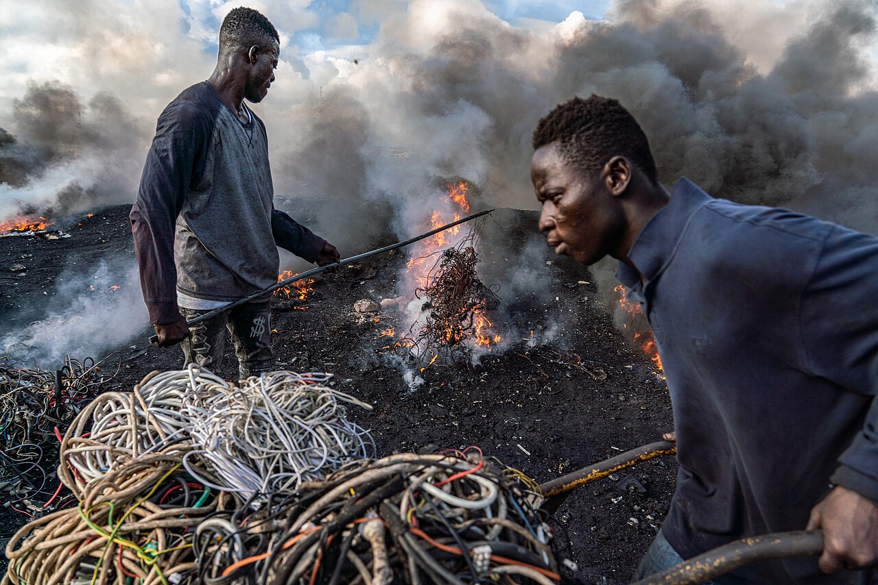 Verwerking van geïmporteerd elektronica-afval op de sloopplaats Agbogbloshie in Ghana