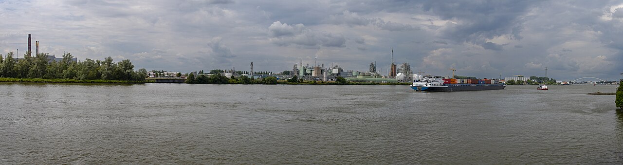Panorama van de chemische fabriek van Chemours in Dordrecht